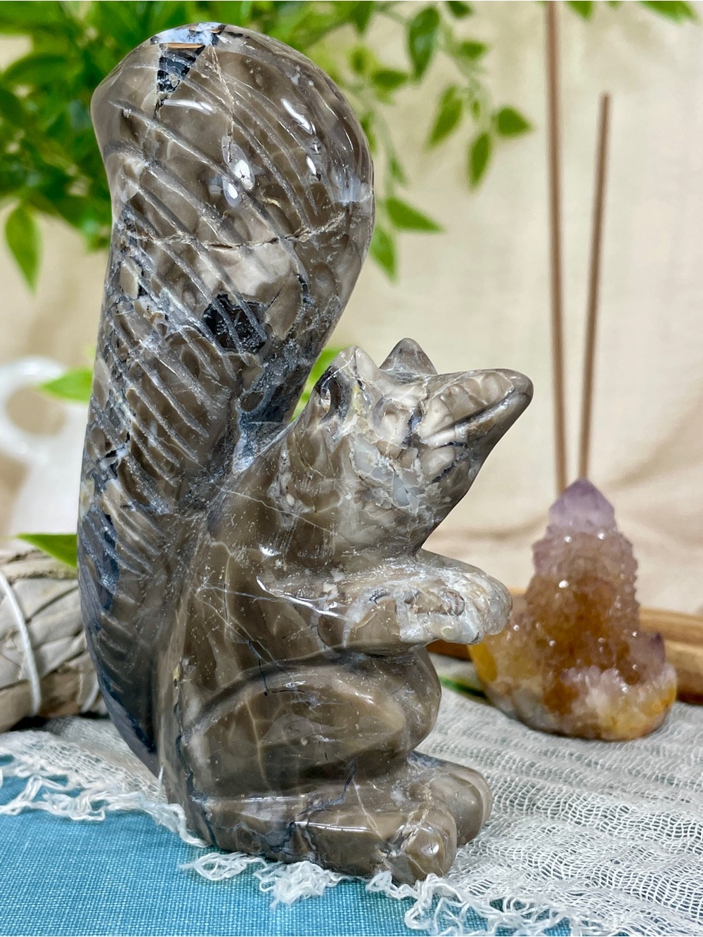 !!! NEW !!! 2512 UV Reactive Volcano Agate Crystal Squirrel Carving